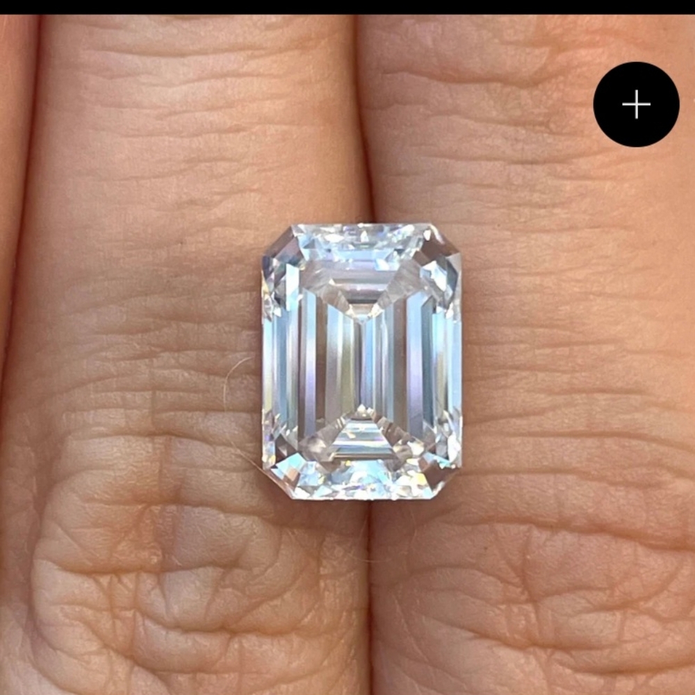 5 carats emerald cut moissanite
